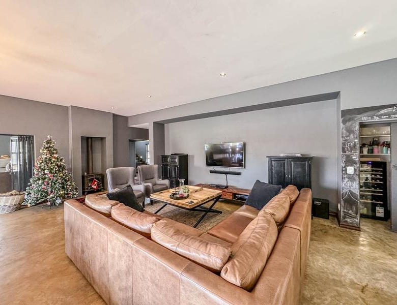 LUXURIOUS FAMILY LIVING WITH SPACE, STYLE & ENTERTAINMENT