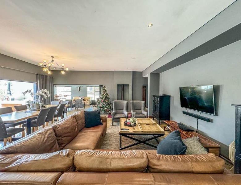 LUXURIOUS FAMILY LIVING WITH SPACE, STYLE & ENTERTAINMENT