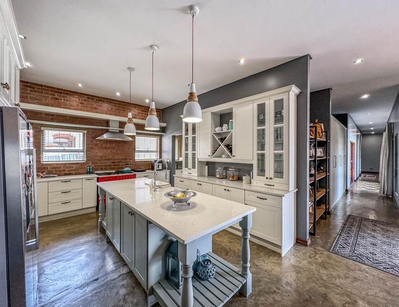 LUXURIOUS FAMILY LIVING WITH SPACE, STYLE & ENTERTAINMENT