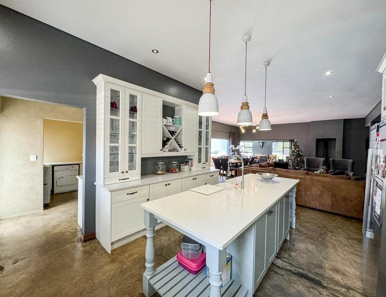 LUXURIOUS FAMILY LIVING WITH SPACE, STYLE & ENTERTAINMENT