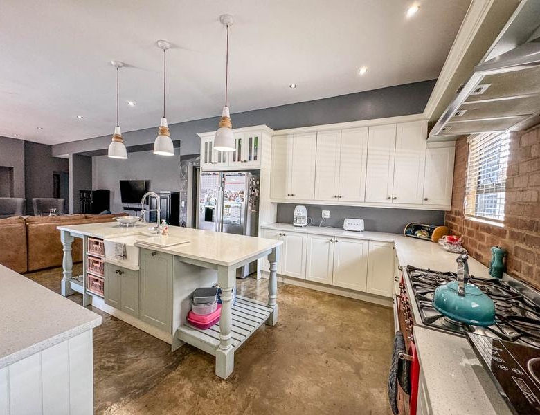 LUXURIOUS FAMILY LIVING WITH SPACE, STYLE & ENTERTAINMENT
