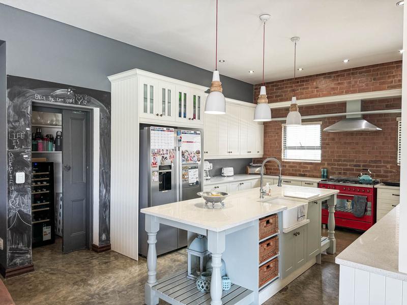 LUXURIOUS FAMILY LIVING WITH SPACE, STYLE & ENTERTAINMENT