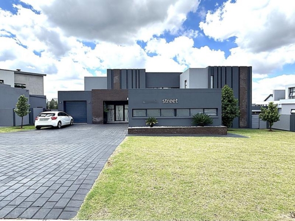 RENT A LUXURIOUS FAMILY LIVING AT ITS FINEST IN MIDSTREAM RIDGE