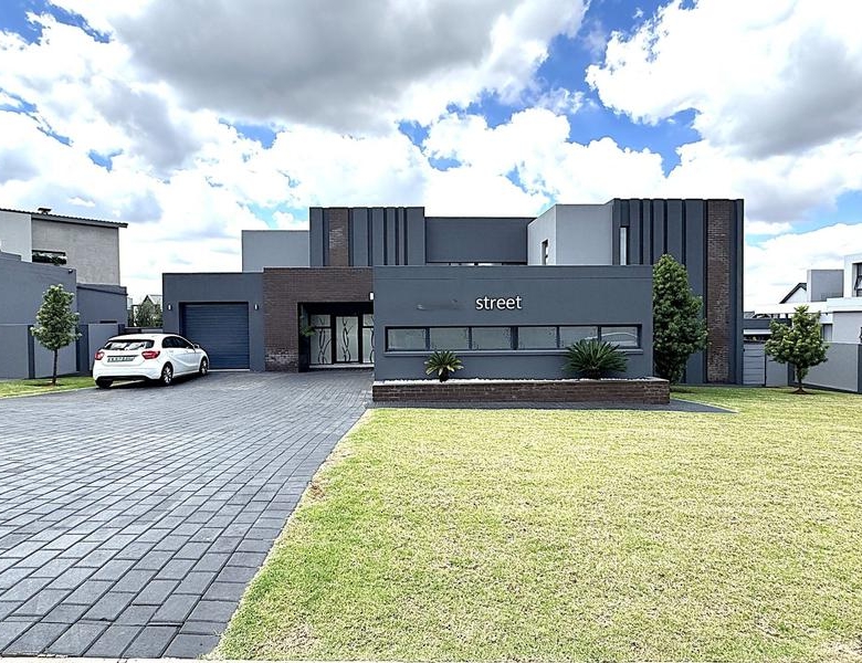 RENT A LUXURIOUS FAMILY LIVING AT ITS FINEST IN MIDSTREAM RIDGE