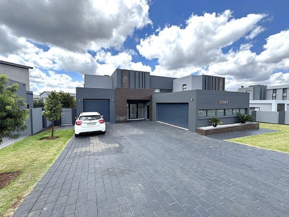 RENT A LUXURIOUS FAMILY LIVING AT ITS FINEST IN MIDSTREAM RIDGE