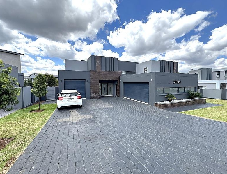 RENT A LUXURIOUS FAMILY LIVING AT ITS FINEST IN MIDSTREAM RIDGE
