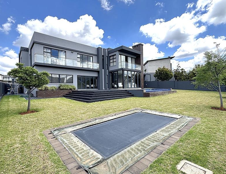 RENT A LUXURIOUS FAMILY LIVING AT ITS FINEST IN MIDSTREAM RIDGE