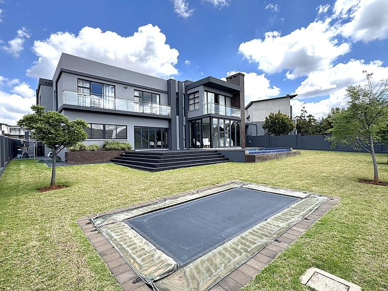 RENT A LUXURIOUS FAMILY LIVING AT ITS FINEST IN MIDSTREAM RIDGE