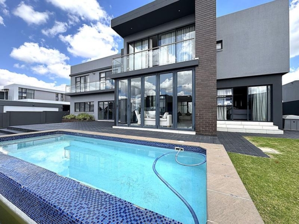 RENT A LUXURIOUS FAMILY LIVING AT ITS FINEST IN MIDSTREAM RIDGE