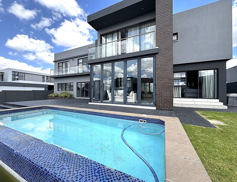 RENT A LUXURIOUS FAMILY LIVING AT ITS FINEST IN MIDSTREAM RIDGE