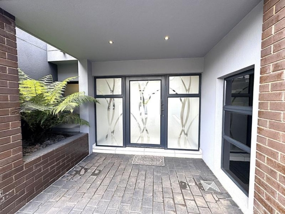 RENT A LUXURIOUS FAMILY LIVING AT ITS FINEST IN MIDSTREAM RIDGE