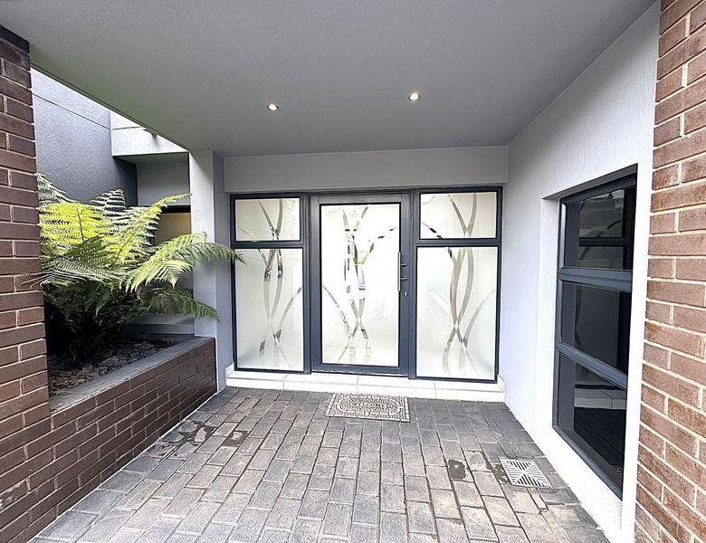 RENT A LUXURIOUS FAMILY LIVING AT ITS FINEST IN MIDSTREAM RIDGE