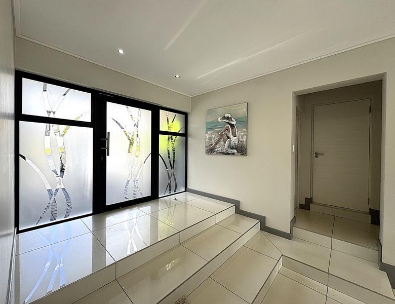 RENT A LUXURIOUS FAMILY LIVING AT ITS FINEST IN MIDSTREAM RIDGE