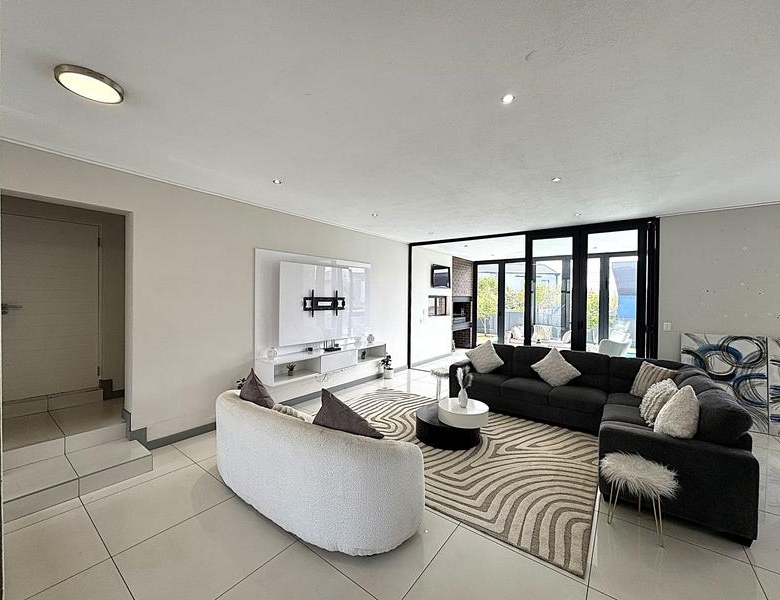RENT A LUXURIOUS FAMILY LIVING AT ITS FINEST IN MIDSTREAM RIDGE