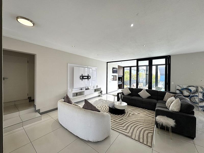 RENT A LUXURIOUS FAMILY LIVING AT ITS FINEST IN MIDSTREAM RIDGE