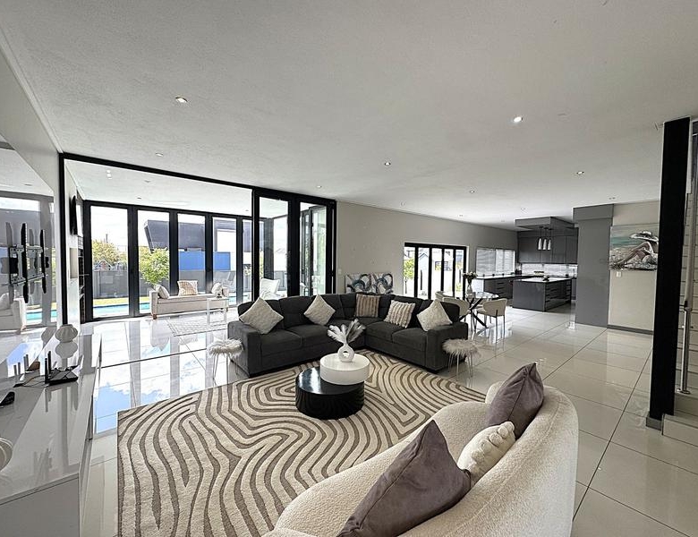 RENT A LUXURIOUS FAMILY LIVING AT ITS FINEST IN MIDSTREAM RIDGE