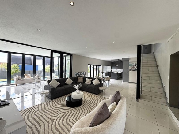 RENT A LUXURIOUS FAMILY LIVING AT ITS FINEST IN MIDSTREAM RIDGE