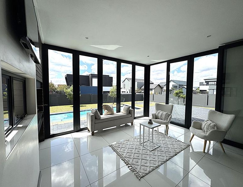 RENT A LUXURIOUS FAMILY LIVING AT ITS FINEST IN MIDSTREAM RIDGE