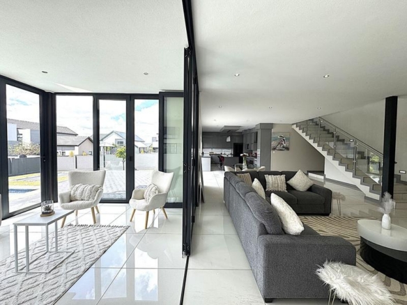 RENT A LUXURIOUS FAMILY LIVING AT ITS FINEST IN MIDSTREAM RIDGE