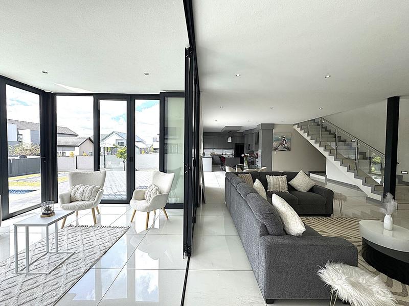 RENT A LUXURIOUS FAMILY LIVING AT ITS FINEST IN MIDSTREAM RIDGE