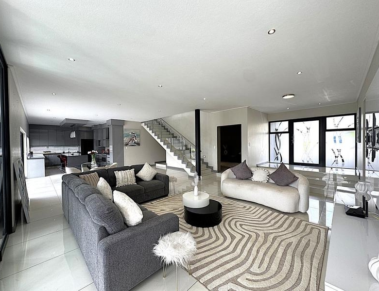 RENT A LUXURIOUS FAMILY LIVING AT ITS FINEST IN MIDSTREAM RIDGE