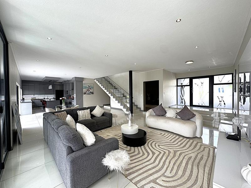 RENT A LUXURIOUS FAMILY LIVING AT ITS FINEST IN MIDSTREAM RIDGE