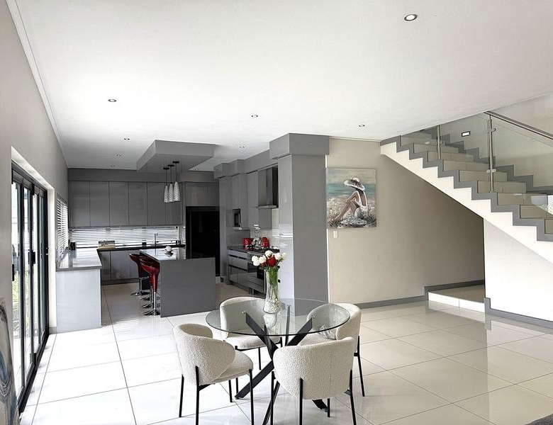 RENT A LUXURIOUS FAMILY LIVING AT ITS FINEST IN MIDSTREAM RIDGE