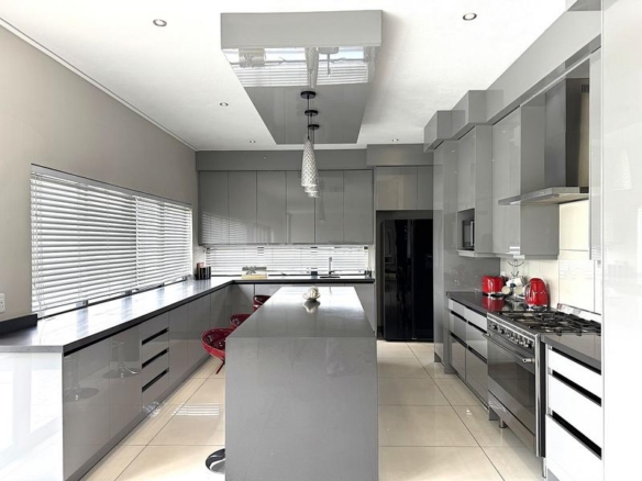 RENT A LUXURIOUS FAMILY LIVING AT ITS FINEST IN MIDSTREAM RIDGE