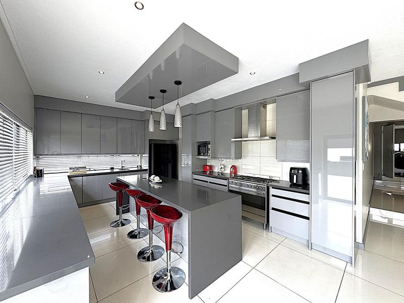 RENT A LUXURIOUS FAMILY LIVING AT ITS FINEST IN MIDSTREAM RIDGE