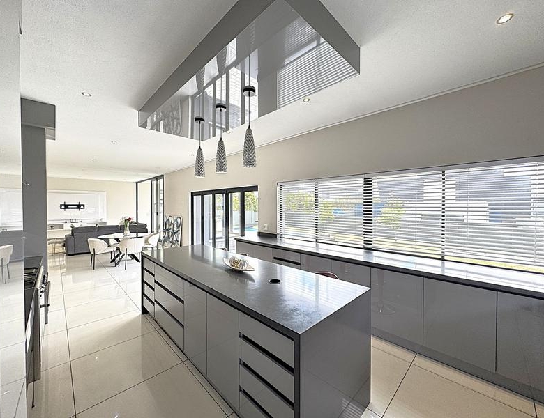 RENT A LUXURIOUS FAMILY LIVING AT ITS FINEST IN MIDSTREAM RIDGE