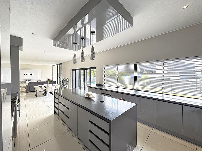 RENT A LUXURIOUS FAMILY LIVING AT ITS FINEST IN MIDSTREAM RIDGE