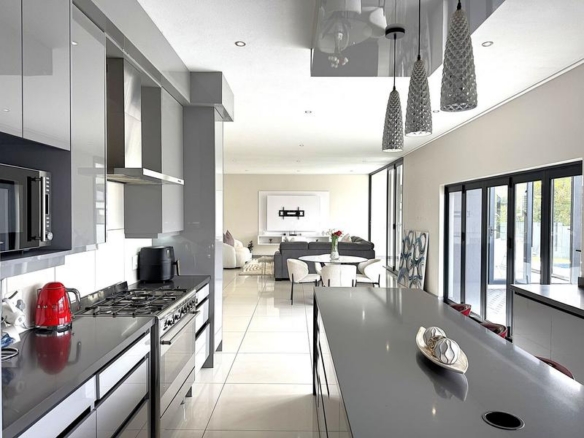 RENT A LUXURIOUS FAMILY LIVING AT ITS FINEST IN MIDSTREAM RIDGE