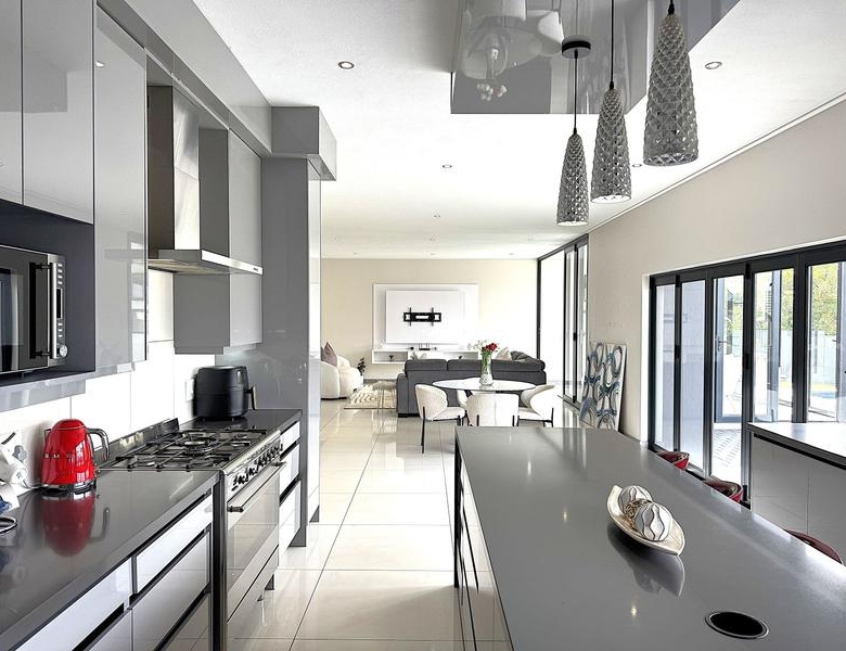 RENT A LUXURIOUS FAMILY LIVING AT ITS FINEST IN MIDSTREAM RIDGE