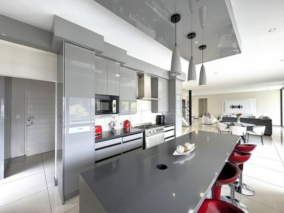 RENT A LUXURIOUS FAMILY LIVING AT ITS FINEST IN MIDSTREAM RIDGE