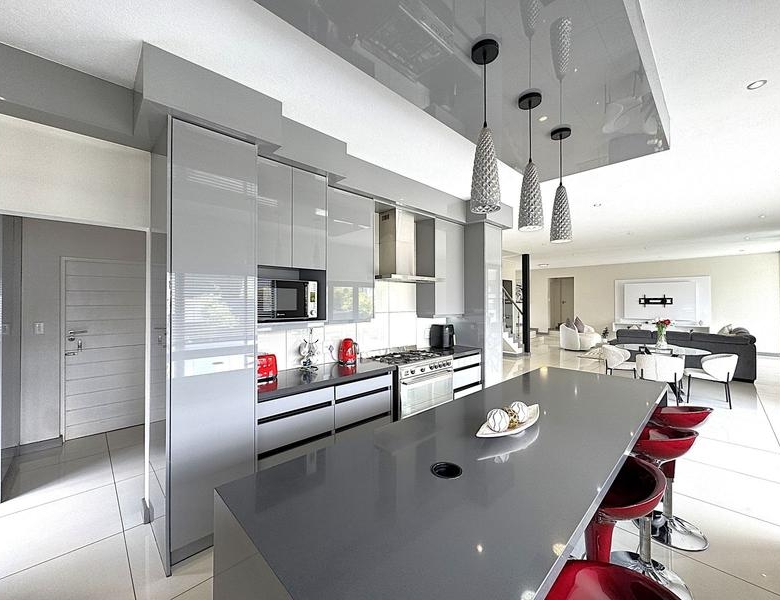 RENT A LUXURIOUS FAMILY LIVING AT ITS FINEST IN MIDSTREAM RIDGE