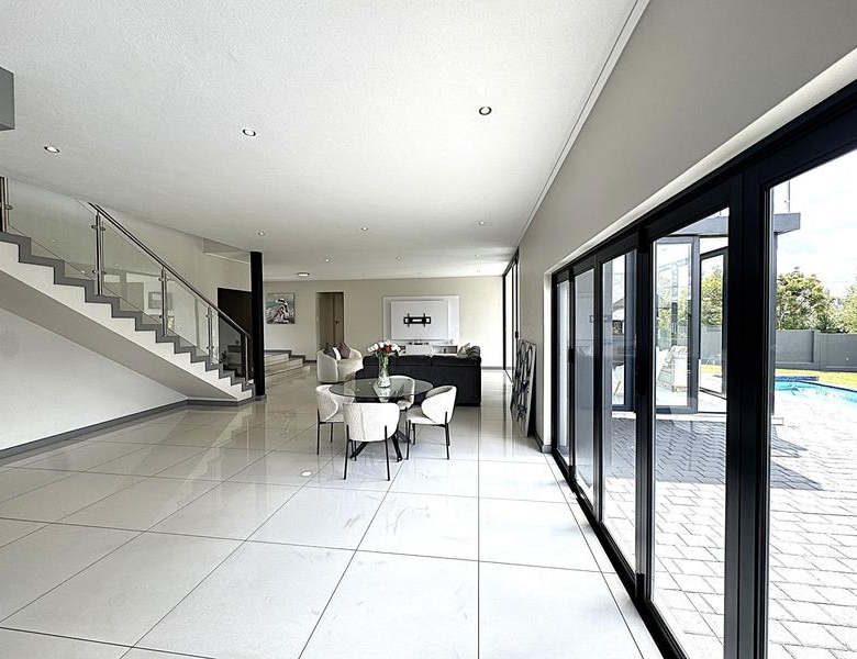 RENT A LUXURIOUS FAMILY LIVING AT ITS FINEST IN MIDSTREAM RIDGE