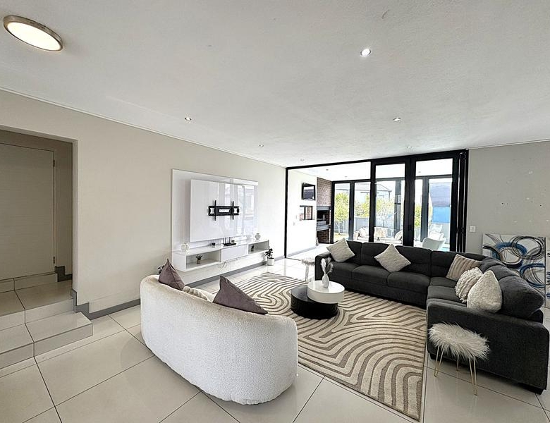 RENT A LUXURIOUS FAMILY LIVING AT ITS FINEST IN MIDSTREAM RIDGE