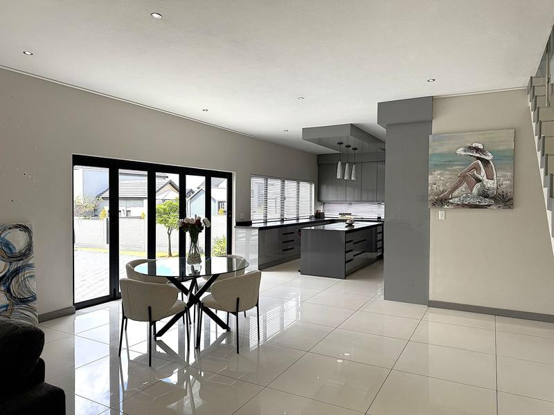 RENT A LUXURIOUS FAMILY LIVING AT ITS FINEST IN MIDSTREAM RIDGE