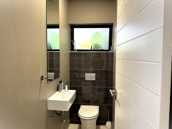 RENT A LUXURIOUS FAMILY LIVING AT ITS FINEST IN MIDSTREAM RIDGE