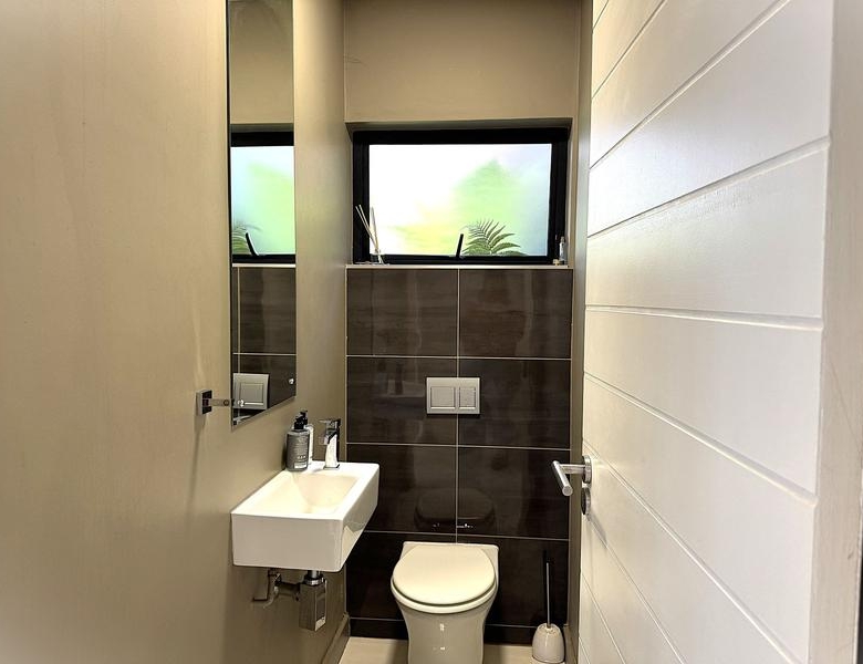 RENT A LUXURIOUS FAMILY LIVING AT ITS FINEST IN MIDSTREAM RIDGE