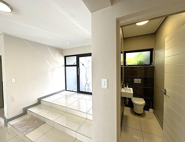 RENT A LUXURIOUS FAMILY LIVING AT ITS FINEST IN MIDSTREAM RIDGE