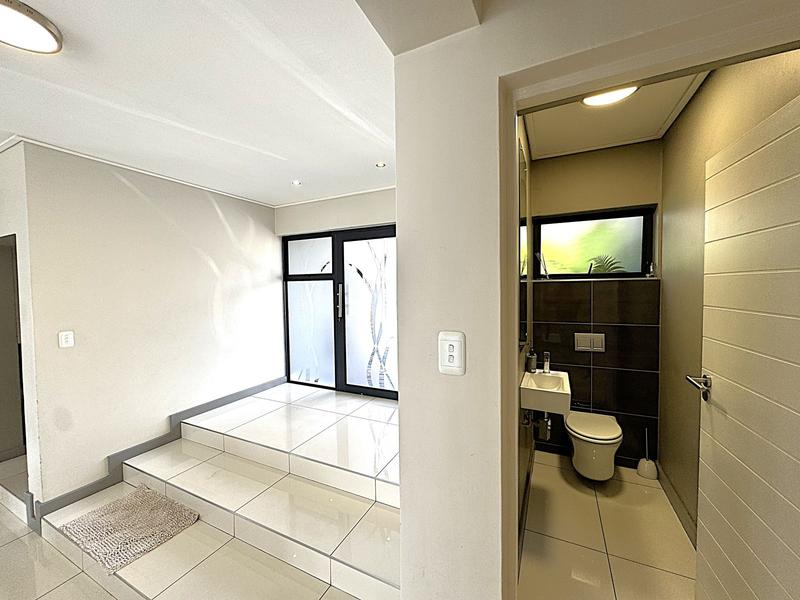 RENT A LUXURIOUS FAMILY LIVING AT ITS FINEST IN MIDSTREAM RIDGE