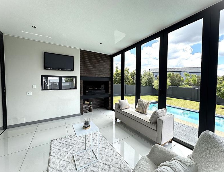 RENT A LUXURIOUS FAMILY LIVING AT ITS FINEST IN MIDSTREAM RIDGE