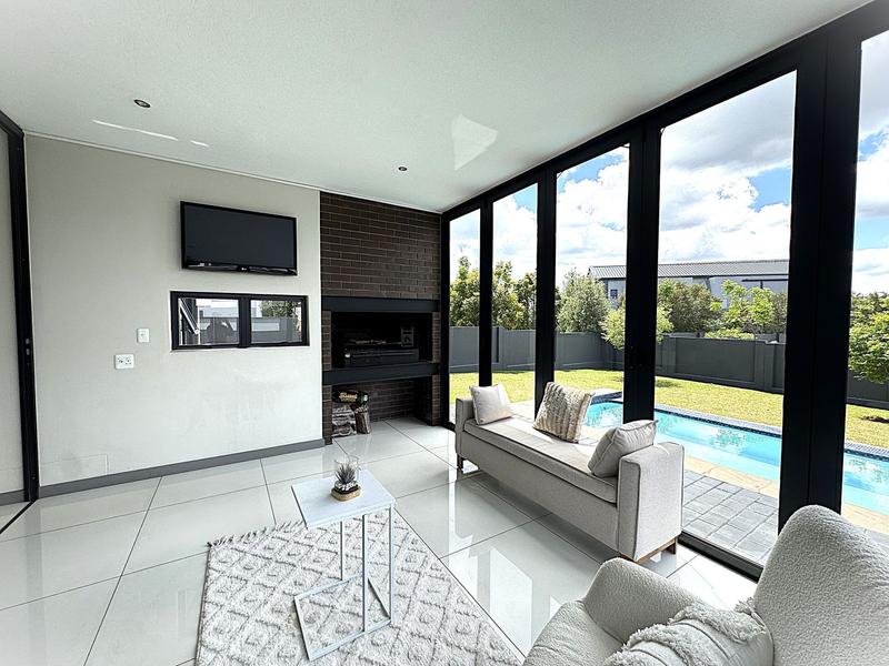 RENT A LUXURIOUS FAMILY LIVING AT ITS FINEST IN MIDSTREAM RIDGE