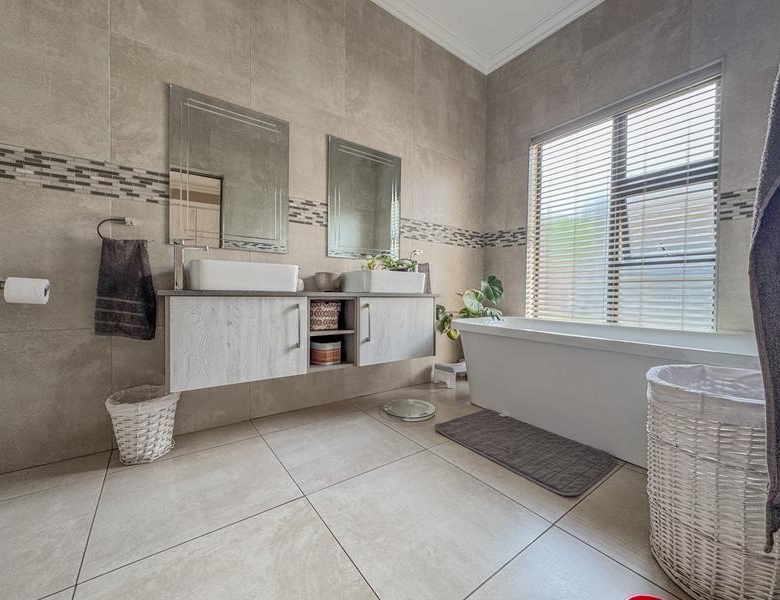 MODERN LIVING WITH QUALITY FINISHES – PRIVATE & SECURE!