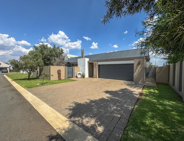 MODERN LIVING WITH QUALITY FINISHES – PRIVATE & SECURE!