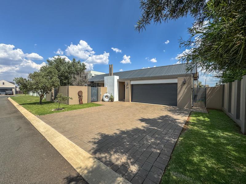 MODERN LIVING WITH QUALITY FINISHES – PRIVATE & SECURE!