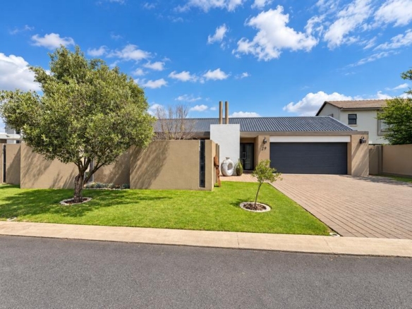 MODERN LIVING WITH QUALITY FINISHES – PRIVATE & SECURE!