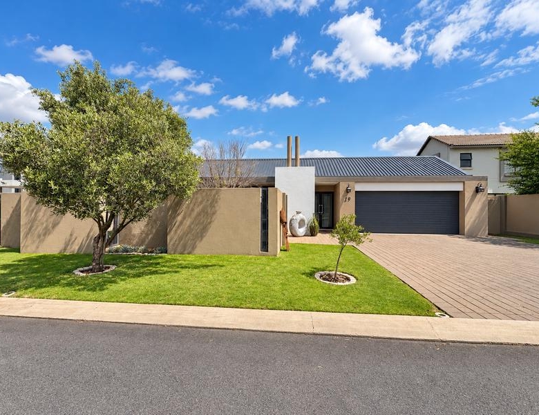 MODERN LIVING WITH QUALITY FINISHES – PRIVATE & SECURE!