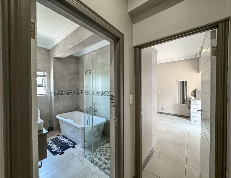 MODERN LIVING WITH QUALITY FINISHES – PRIVATE & SECURE!